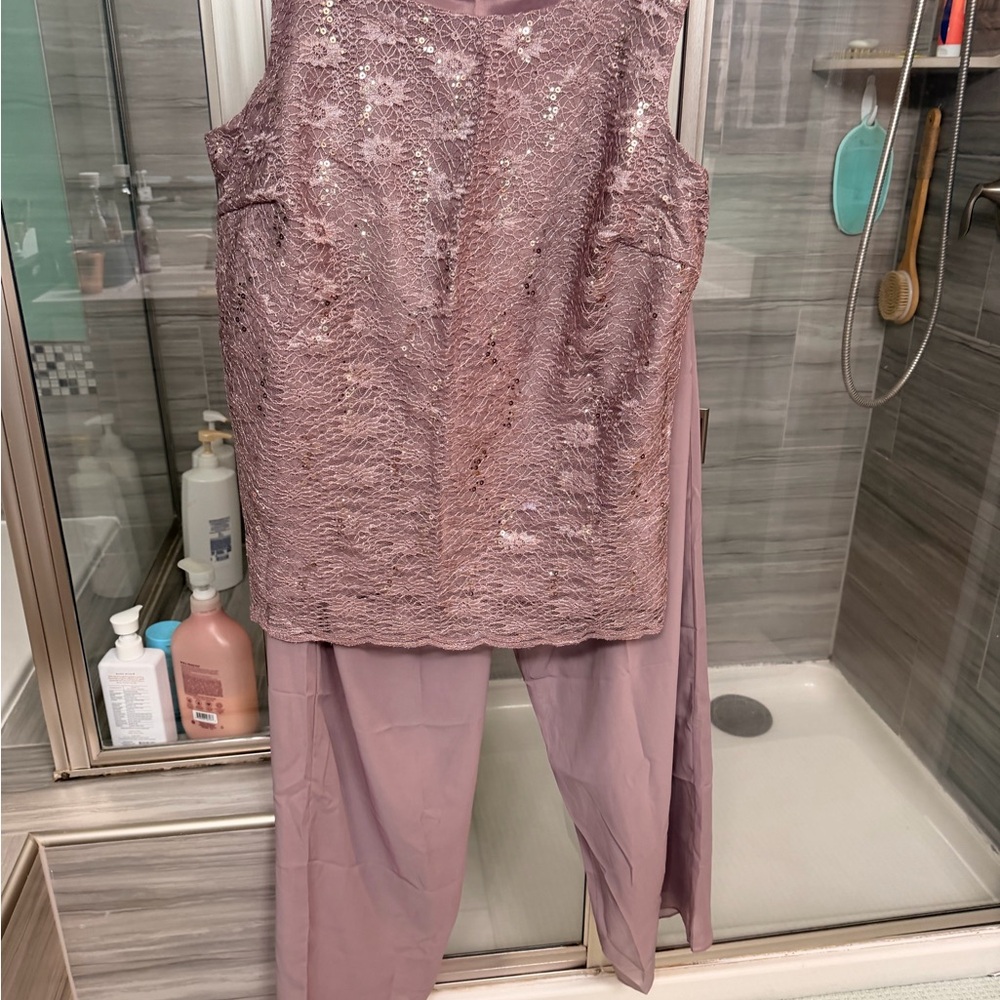 Two pc woman size 20 dress